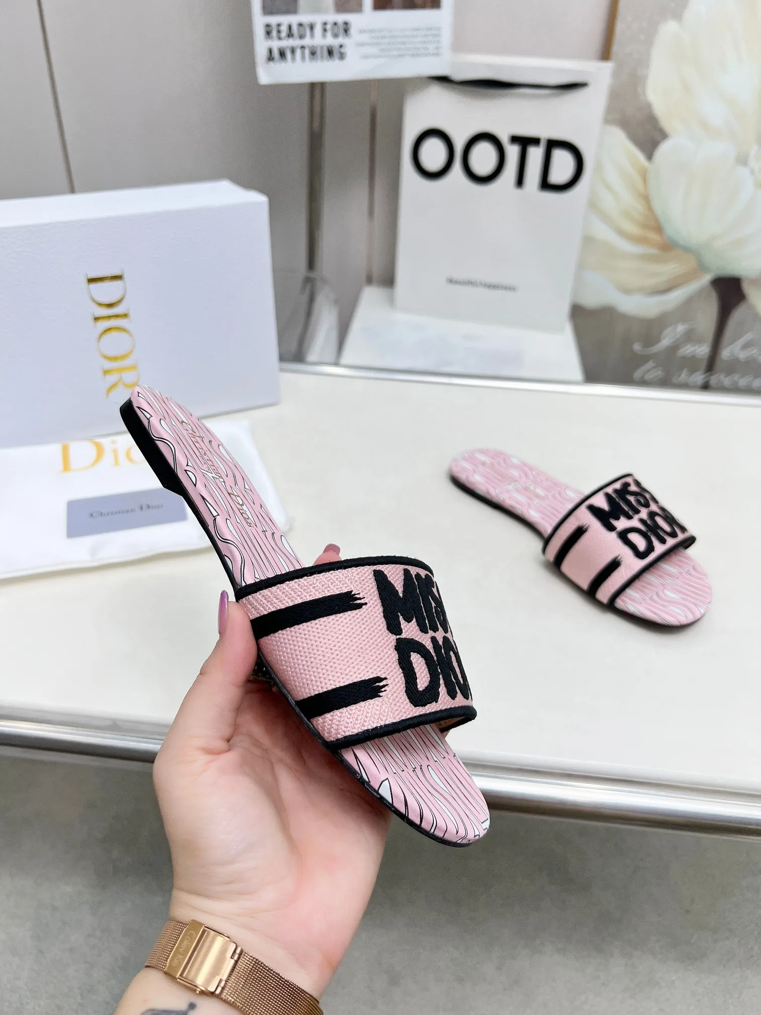 👟👟Ex-factory price 300👟👟 •Dior women's presbyopic embroidered leather-soled slippers Christian Dior has always been synonymous with magnificence and elegance, and has always been at the top of the fashion world👍 What is particularly worth mentioning is: the embroidered ✨ pattern on the sole, which reproduces one of the cherished symbols of Christian Dior✅More than a hundred colors to choose from ◽️️Upper: selected top-quality embroidered cotton ◽️Inner lining: imported sheepskin ◽Number 35-40 (41.42.43 customized)